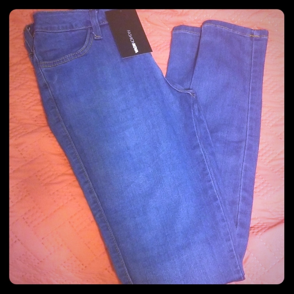 Fashion Nova classic mid rise skinny Jean 7N